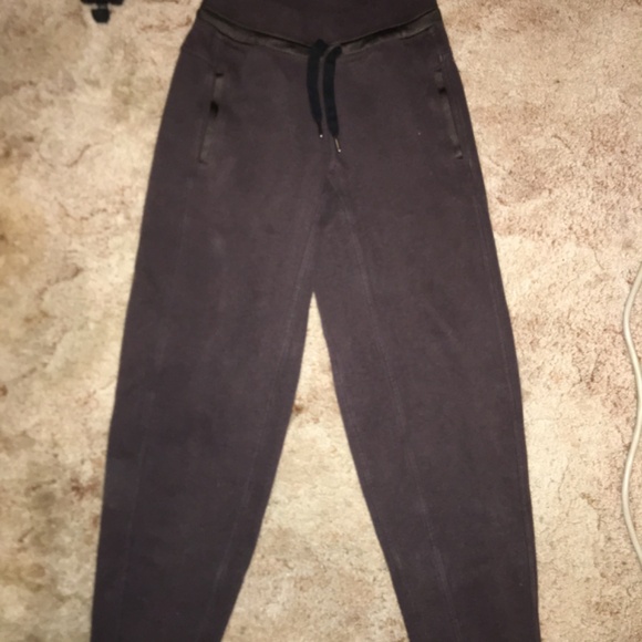 Lululemon  dance studio mid rise pant size 6 with a 30 inch leg - Picture 5 of 6